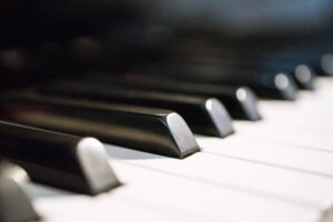 Belajar Piano Otodidak vs Les, Mana yang Lebih Baik