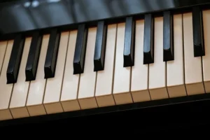 Belajar Piano Dasar Pemula dengan Musik Pop, Jazz, dan Worship
